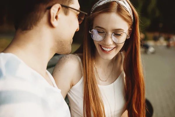 Primo piano di una giovane donna dai capelli rossi con lentiggini ridere con — Foto Stock