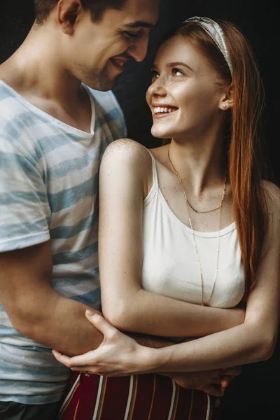 Joyeux Jeune Couple Embrassant Riant Tout Regardant Vers Autre Charmant — Photo