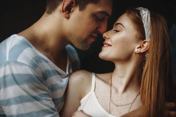 Close Jovem Casal Com Cabeça Tocando Contra Uma Parede Preta — Fotografia de Stock