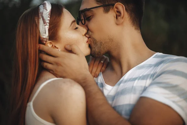 Close Casal Encantador Beijando Com Olhos Fechados Enquanto Homem Está — Fotografia de Stock