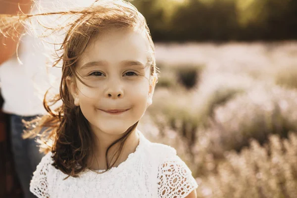 Gros Plan Portrait Une Jolie Petite Fille Souriante Dehors Enfant — Photo