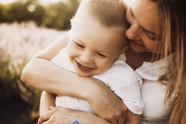 Gros Plan Mignon Petit Garçon Qui Rit Jouant Avec Mère — Photo