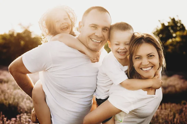 Happy Mother Father Having Fun Kid Outdoor Sunset Family Picnic — ストック写真