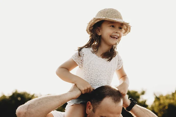 Feche Uma Linda Menina Rindo Enquanto Brincava Com Seu Pai — Fotografia de Stock