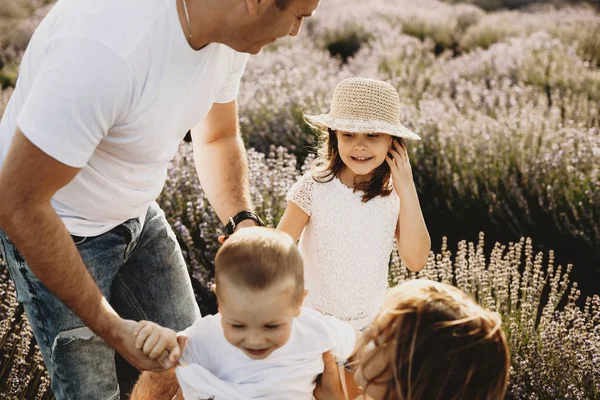 Klein Lief Meisje Spelen Met Zijn Vader Moeder Broer Outdoor — Stockfoto