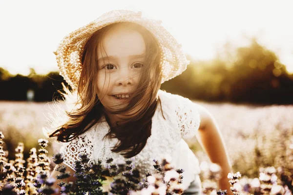 Close Retrato Uma Linda Menina Sorrindo Livre Contra Pôr Sol — Fotografia de Stock