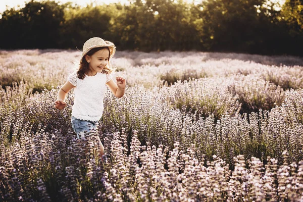 Menina Feliz Correndo Campo Flores Contra Pôr Sol Criança Adorável — Fotografia de Stock