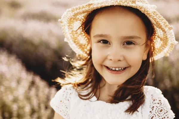 Feche Retrato Uma Linda Garota Olhando Para Câmera Sorrindo Criança — Fotografia de Stock