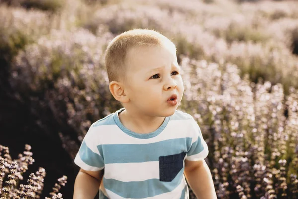 Маленький Ребенок Корчится Открытом Воздухе Поле Цветов — стоковое фото