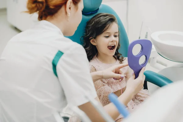 Vrouwelijke Pediatrische Tandarts Die Haar Patiënt Tanden Laat Zien Mooi — Stockfoto