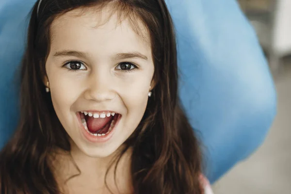 Close Retrato Uma Menina Bonito Mostrando Dentes Após Cirurgia Uma — Fotografia de Stock