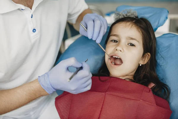 Schattig Klein Meisje Met Een Kiespijn Het Doen Van Tandenonderzoek — Stockfoto