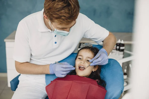 Mooi Klein Meisje Doet Tandenonderzoek Bij Een Pediatrische Stomatologie — Stockfoto