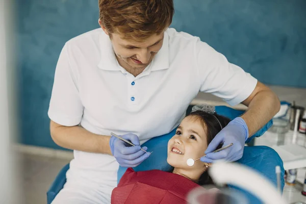 Lief Kind Dat Naar Haar Dokter Kijkt Terwijl Hij Tandenonderzoek — Stockfoto