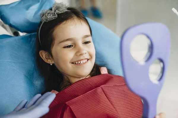 Gelukkige Kleine Jongen Die Spiegel Kijkt Tandenonderzoek Een Pediatrische Stomatologie — Stockfoto