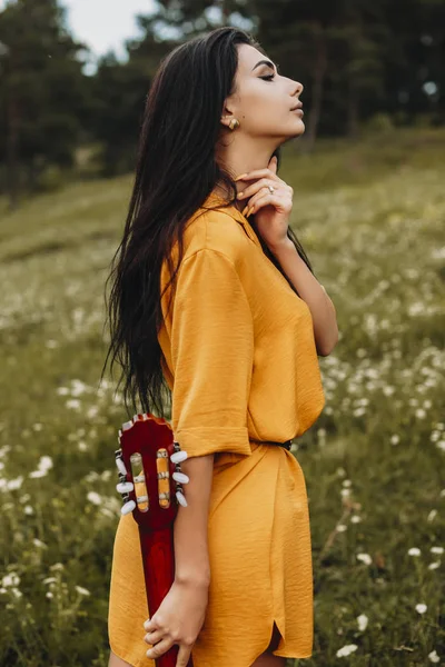 Retrato Una Joven Morena Encantadora Con Pelo Largo Mirando Hacia —  Fotos de Stock