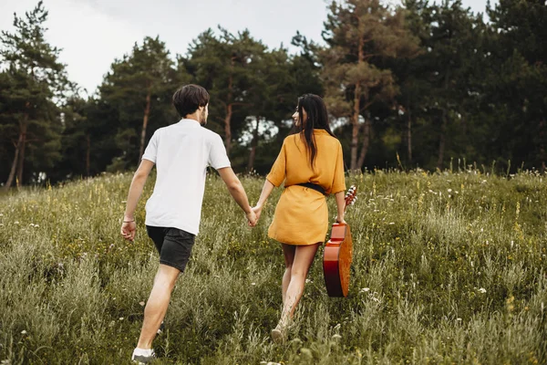 Retrovisore Una Giovane Bella Coppia Che Tiene Mano Camminando Campo — Foto Stock