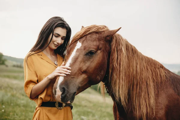 Zbliżenie Portret Młodej Uroczej Dziewczyny Obejmującej Konia Polu Młoda Kaukaska — Zdjęcie stockowe
