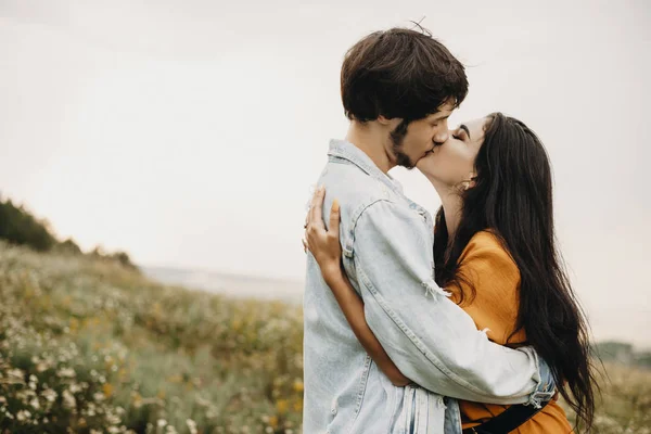 Tiro Livre Jovem Adorável Mulher Beijando Abraçando Campo Com Flores — Fotografia de Stock