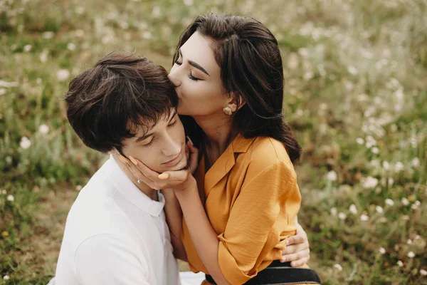 Mooi Jong Vrouw Zoenen Het Hoofd Haar Vriend Terwijl Dating — Stockfoto