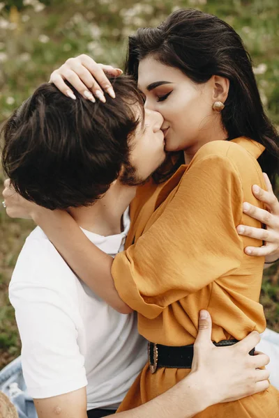 Retrato Lindo Jovem Casal Beijando Abraçar Livre Campo Enquanto Namoro — Fotografia de Stock