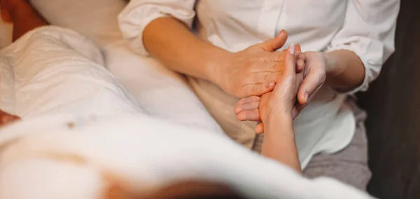 Procédure de massage des mains effectuée au spa avec une lotion spéciale sur la main des clients pendant une procédure — Photo