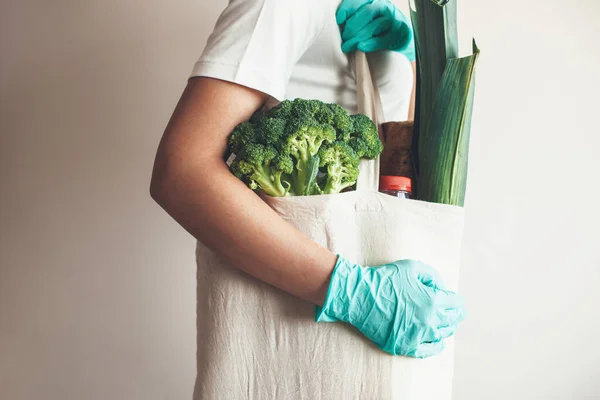 Kaukasische Frau mit medizinischen Handschuhen kauft Produkte während der Quarantäne — Stockfoto