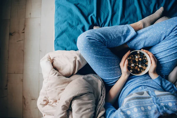 Foto vista superior de una mujer usando pijama con hábitos saludables comiendo cereales — Foto de Stock