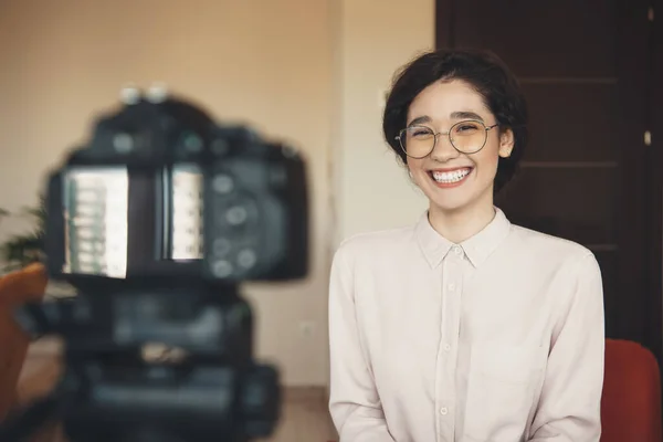 Sorridente donna caucasica con gli occhiali che indossano abbigliamento formale sta avendo una conferenza online con una fotocamera — Foto Stock