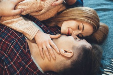Çilli, kızıl saçlı bir kadın. Sevgilisini kucaklıyor. Kanepede gözleri kapalı yatıyor.