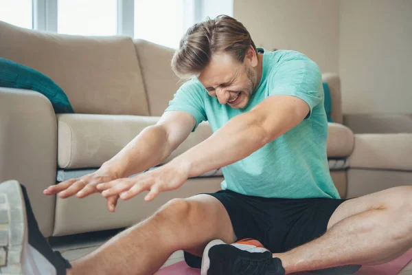 Trabalho duro caucasiano homem fazendo exercícios de fitness no chão em casa — Fotografia de Stock