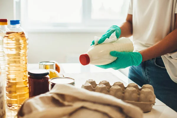 Procedimiento de desinfección de productos comprados en línea durante la cuarentena por una persona caucásica que usa guantes —  Fotos de Stock