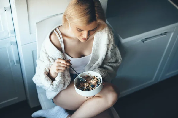 Vista superior de una mujer rubia caucásica perdiendo peso comiendo cereales en el suelo — Foto de Stock