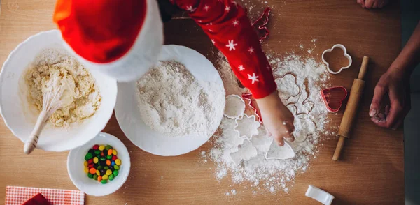 Foto vista superior de un niño caucásico que trabaja con harina mientras se prepara para hacer galletas de Navidad usando formularios —  Fotos de Stock