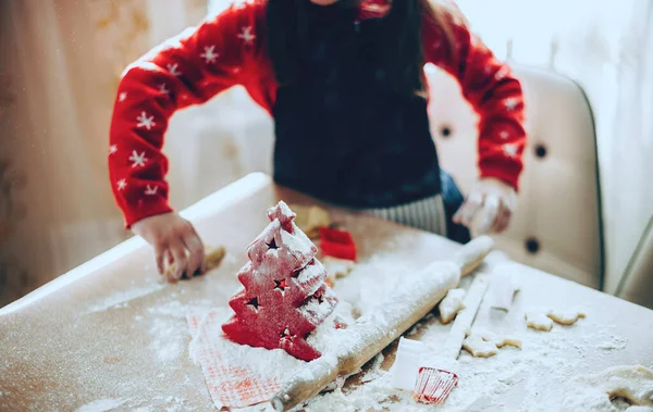 Chica caucásica preparando comida para las vacaciones de Navidad utilizando una gran cantidad de harina en la mesa mientras usa ropa de Santa Claus — Foto de Stock