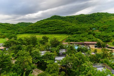 Bulutlu, dağ ve ormanın manzarası. Akşamları günbatımı tepeden bakıldığında..