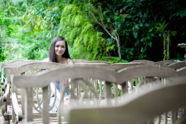 Asiatique Jolie Fille Assis Avec Heureux Relaxant Little Tree Garden — Photo