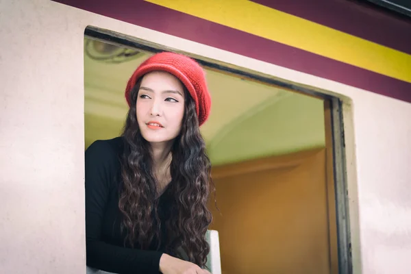 Viaggiatore Donna Asiatica Emozionante Con Viaggiare Treno Alla Stazione Hua — Foto Stock