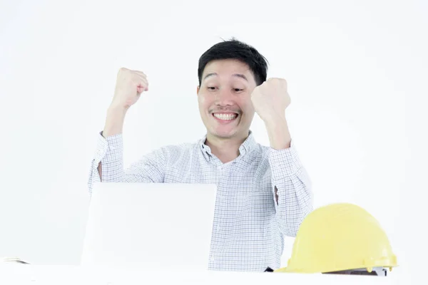 Asiatischer Angestellter Ingenieur Gehaltsmann Sitzt Schreibtisch Und Arbeitet Mit Erfolgserlebnis — Stockfoto