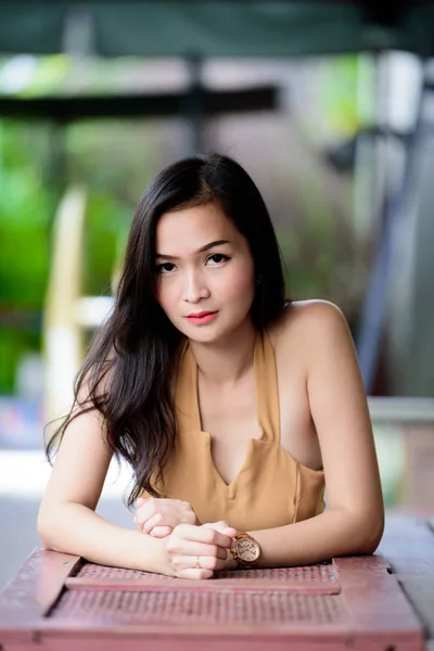 Азійська Вродлива Сексуальна Портретистка Вранці Відпочиває Кафе Ресторані — стокове фото