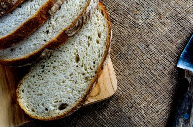 Pişirme ve tatil zamanında yemek zevk hazır bir dilimlenmiş ağrı De Campagne Au Levain vardır.