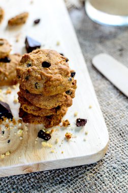 Chocolate Chip Cookies ahşap blok ve kahverengi kumaş peçete ahşap masa ve içme kahve tatlı zaman ve duygu ile sıcak sabah sakin ol.