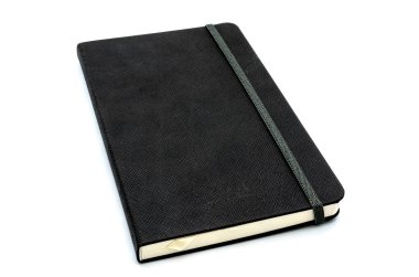 Beyaz izole bir siyah kitap.
