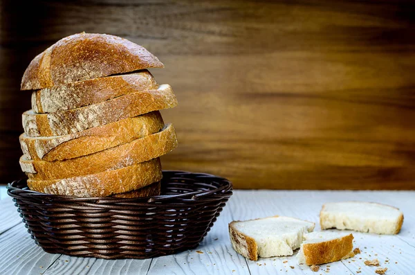 Plátky Bolest Campagne Kyselého Těsta Chleba Misce Hnědý Koš Dřevo — Stock fotografie