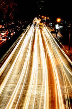 Bangkok Tayland 'da gece trafik sıkışıklığı olan bir arabanın ışığı..
