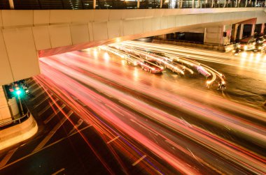 Bangkok Tayland 'da gece trafik sıkışıklığı olan bir arabanın ışığı..