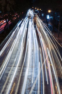 Bangkok Tayland 'da gece trafik sıkışıklığı olan bir arabanın ışığı..