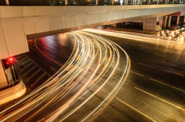 Bangkok Tayland 'da gece trafik sıkışıklığı olan bir arabanın ışığı..