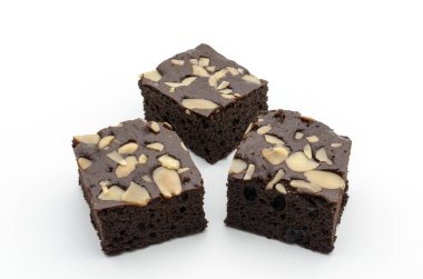 Çikolatalı Brownie arka planda izole edilmiş..
