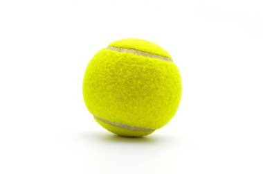 Beyaz arka plan üzerinde izole bir tenis topu.